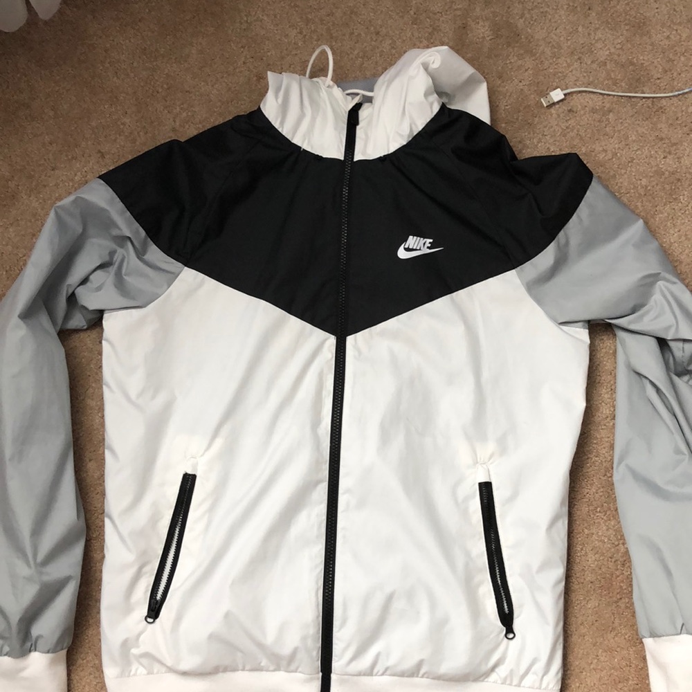 Selling a Nike zip up jacket (windbreaker)